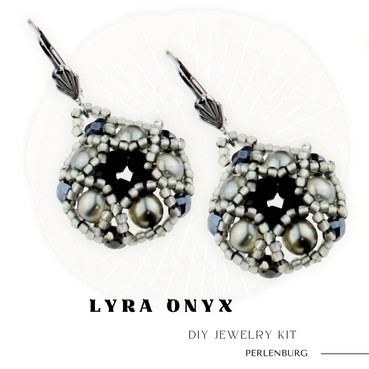 DIY-Set 585. Schmuckset „Lyra Onyx“ – Ohrringe mit grauen Perlen & Anleitung (Faden + Nadel gratis dazu)
