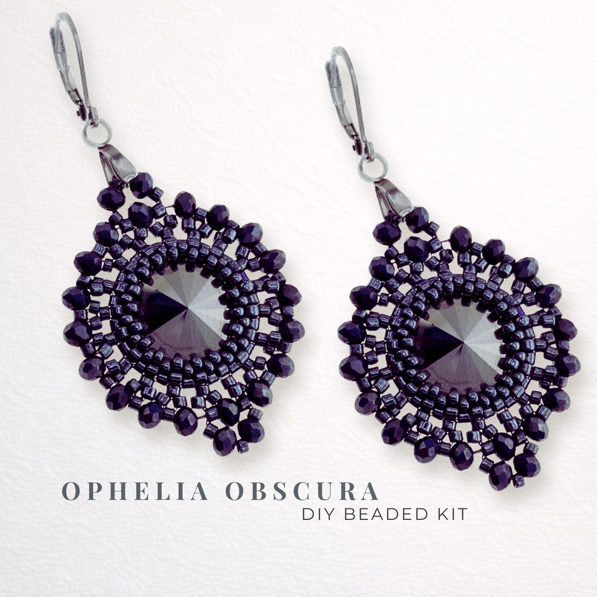 DIY-Set 904. Schmuckset „Ophelia Obscura“ – elegante Ohrringe mit dunklem Rivoli und dunklen Perlen, Ohrringe selber basteln im märchenhaften Design.
