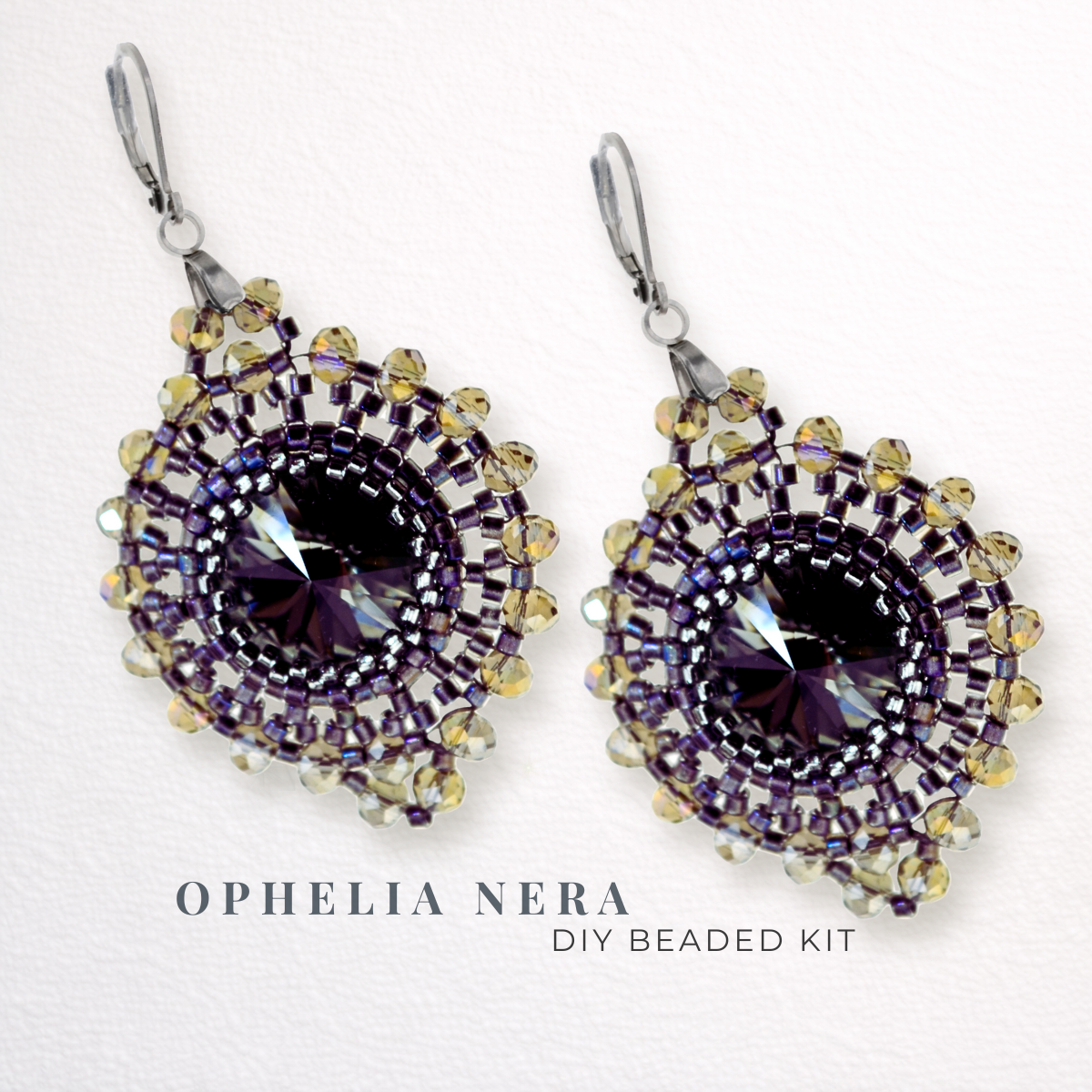 DIY-Set 904. Schmuckset „Ophelia Nera“ – elegante Ohrringe mit dunklem Rivoli und gold-violetten Perlen, Ohrringe selber basteln im märchenhaften Design.