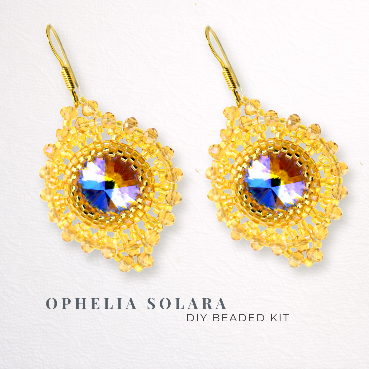 DIY-Set 904. Schmuckset „Ophelia Solara“ – strahlende Ohrringe mit goldenem Rivoli und funkelnden Perlen, Ohrringe selber basteln im märchenhaften Stil.